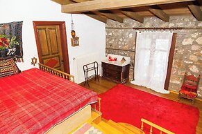 260m2 Unique Mountain House in Lilea Parnasos