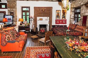 260m2 Unique Mountain House in Lilea Parnasos