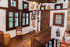 260m2 Unique Mountain House in Lilea Parnasos