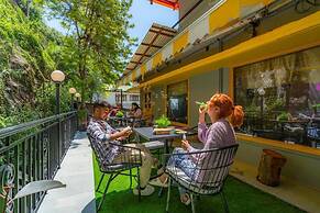 The Hosteller Mussoorie, Mall Road