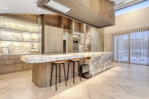Glamorous & Stylish Getaway