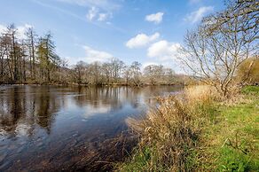 Cozy Chalet in Strathpeffer Highlands, River Views