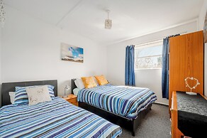 Cozy Chalet in Strathpeffer Highlands, River Views