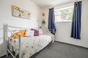 Cozy Chalet in Strathpeffer Highlands, River Views