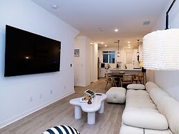 Modern Designer Stay Bright Chic Spacious