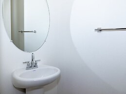 Modern Designer Stay Bright Chic Spacious