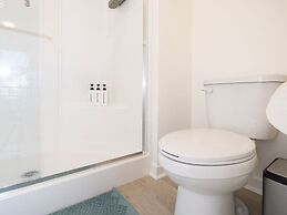 Modern Designer Stay Bright Chic Spacious