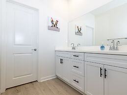 Modern Designer Stay Bright Chic Spacious