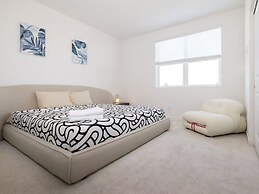 Modern Designer Stay Bright Chic Spacious