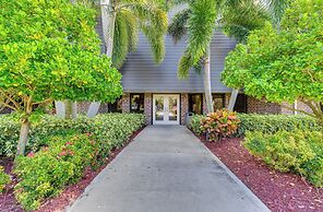 8 Mi to Honeymoon Island: Golf Getaway w/ Balcony!
