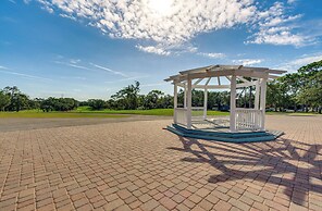 8 Mi to Honeymoon Island: Golf Getaway w/ Balcony!