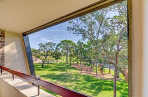 8 Mi to Honeymoon Island: Golf Getaway w/ Balcony!