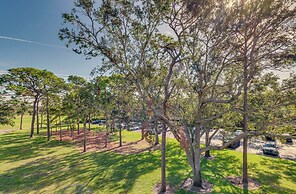 8 Mi to Honeymoon Island: Golf Getaway w/ Balcony!