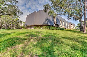 8 Mi to Honeymoon Island: Golf Getaway w/ Balcony!