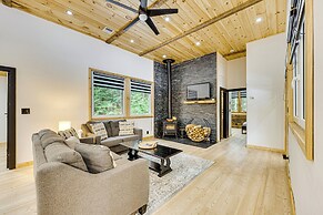 Porch & 1-acre Yard: White Mountains Hideaway