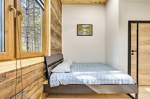 Porch & 1-acre Yard: White Mountains Hideaway