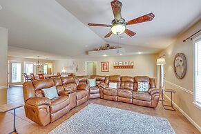 2 Mi to Downtown: Work & Play at El Dorado Getaway