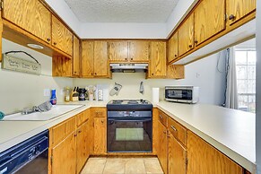 3 Mi to Downtown Fort Smith: Quiet Home w/ Patio