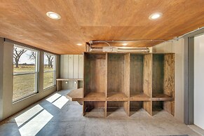 Riverside Retreat in Bridgeport w/ Game Room!