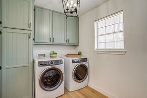 7 Mi to Lake Bridgeport: Home w/ Yard & Grill!