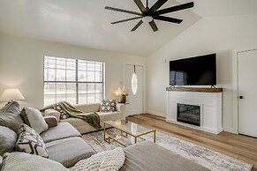 7 Mi to Lake Bridgeport: Home w/ Yard & Grill!