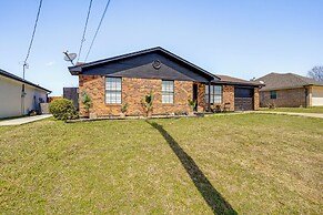 7 Mi to Lake Bridgeport: Home w/ Yard & Grill!