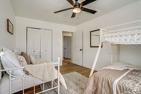 7 Mi to Lake Bridgeport: Home w/ Yard & Grill!