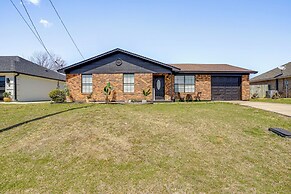 7 Mi to Lake Bridgeport: Home w/ Yard & Grill!