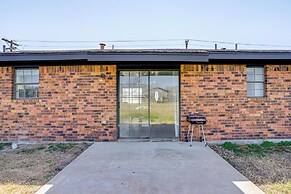 7 Mi to Lake Bridgeport: Home w/ Yard & Grill!