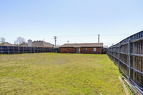 7 Mi to Lake Bridgeport: Home w/ Yard & Grill!