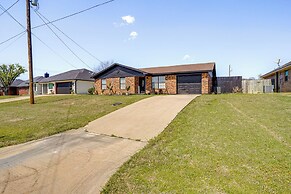 7 Mi to Lake Bridgeport: Home w/ Yard & Grill!