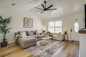 7 Mi to Lake Bridgeport: Home w/ Yard & Grill!