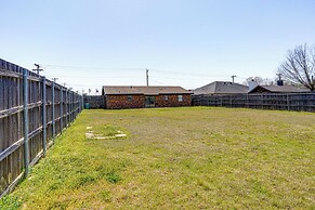 7 Mi to Lake Bridgeport: Home w/ Yard & Grill!