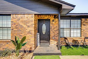 7 Mi to Lake Bridgeport: Home w/ Yard & Grill!