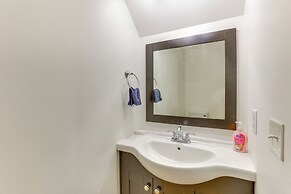 2 Mi to Bow Wow Beach: Townhome w/ Pool Access!