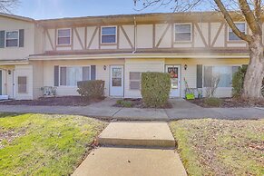 2 Mi to Bow Wow Beach: Townhome w/ Pool Access!