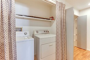 2 Mi to Bow Wow Beach: Townhome w/ Pool Access!