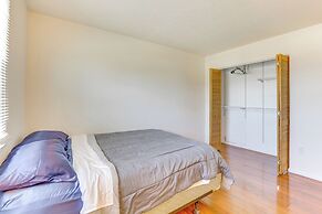 2 Mi to Bow Wow Beach: Townhome w/ Pool Access!
