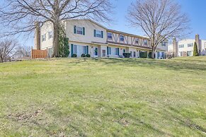 2 Mi to Bow Wow Beach: Townhome w/ Pool Access!