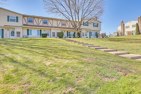 2 Mi to Bow Wow Beach: Townhome w/ Pool Access!