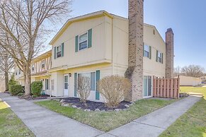 2 Mi to Bow Wow Beach: Townhome w/ Pool Access!