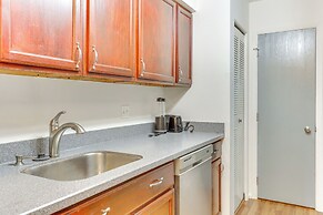 2 Mi to Bow Wow Beach: Townhome w/ Pool Access!