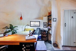 < 6 Mi to Arlington: 'whimsical Stone Abode!'