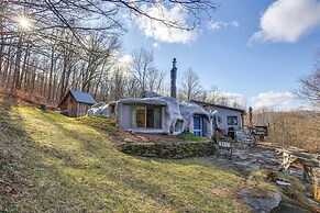 < 6 Mi to Arlington: 'whimsical Stone Abode!'
