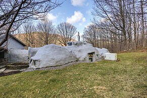 < 6 Mi to Arlington: 'whimsical Stone Abode!'