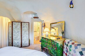 < 6 Mi to Arlington: 'whimsical Stone Abode!'