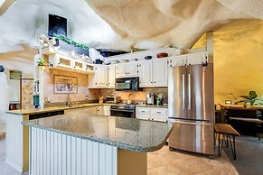 < 6 Mi to Arlington: 'whimsical Stone Abode!'