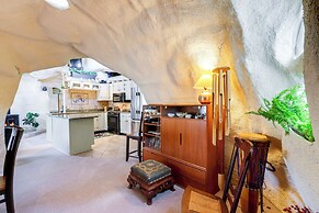 < 6 Mi to Arlington: 'whimsical Stone Abode!'