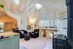 < 6 Mi to Arlington: 'whimsical Stone Abode!'