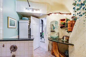 < 6 Mi to Arlington: 'whimsical Stone Abode!'